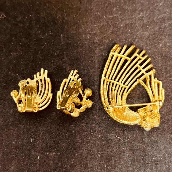 Vintage Gold Tone And Faux Pearl Clip On Earrings & Brooch Set (3816) - Picture 5 of 11
